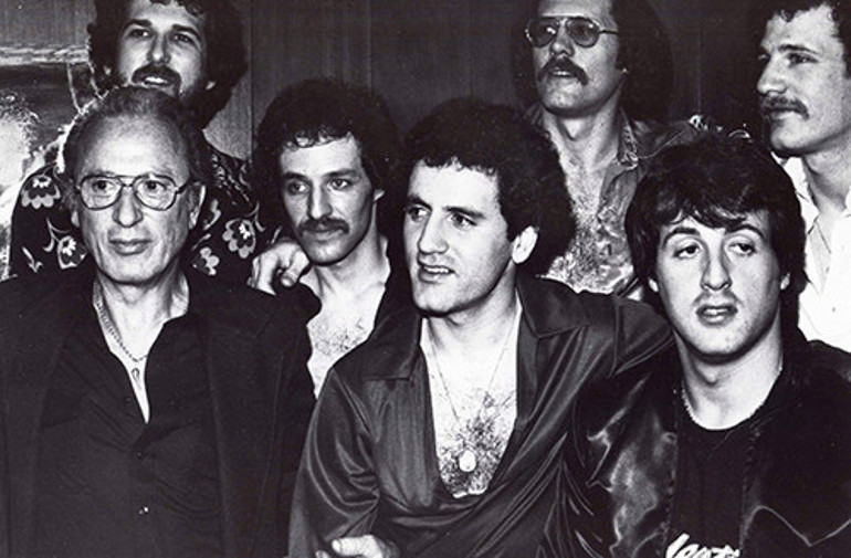 Tek hareketiyle bir orduyu bile yok ediyordu... Aksiyon filmlerinin efsanesi artık bastonla yürüyor