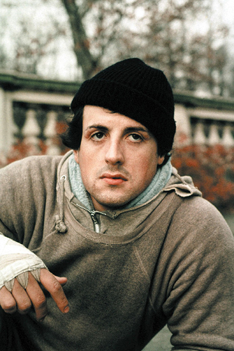 Tek hareketiyle bir orduyu bile yok ediyordu... Aksiyon efsanesi eline bastonu aldı