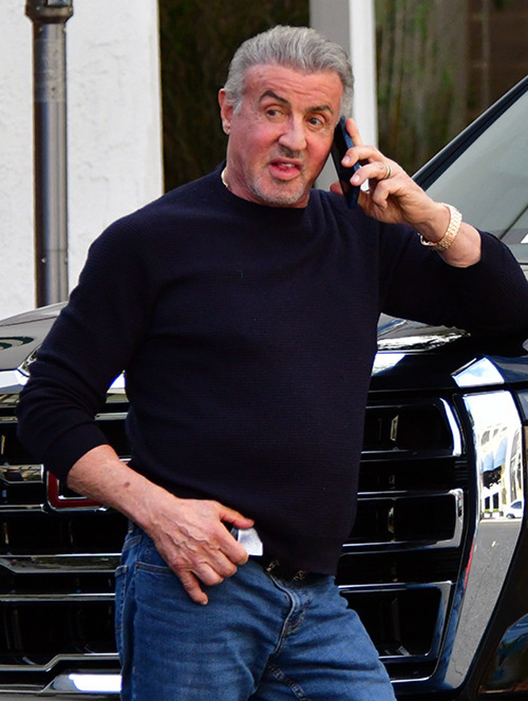 Tek hareketiyle bir orduyu bile yok ediyordu... Aksiyon filmlerinin efsanesi artık bastonla yürüyor