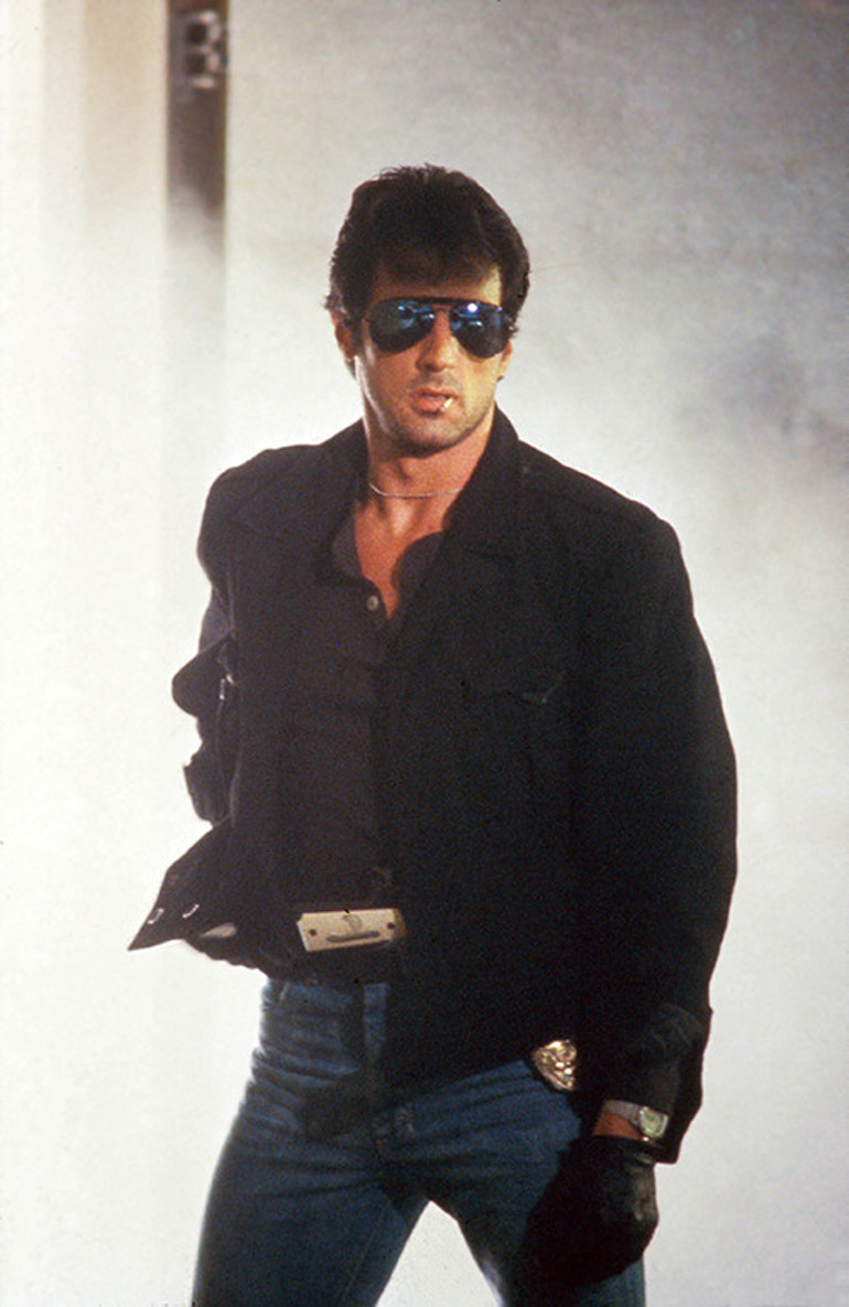 Tek hareketiyle bir orduyu bile yok ediyordu... Aksiyon efsanesi eline bastonu aldı