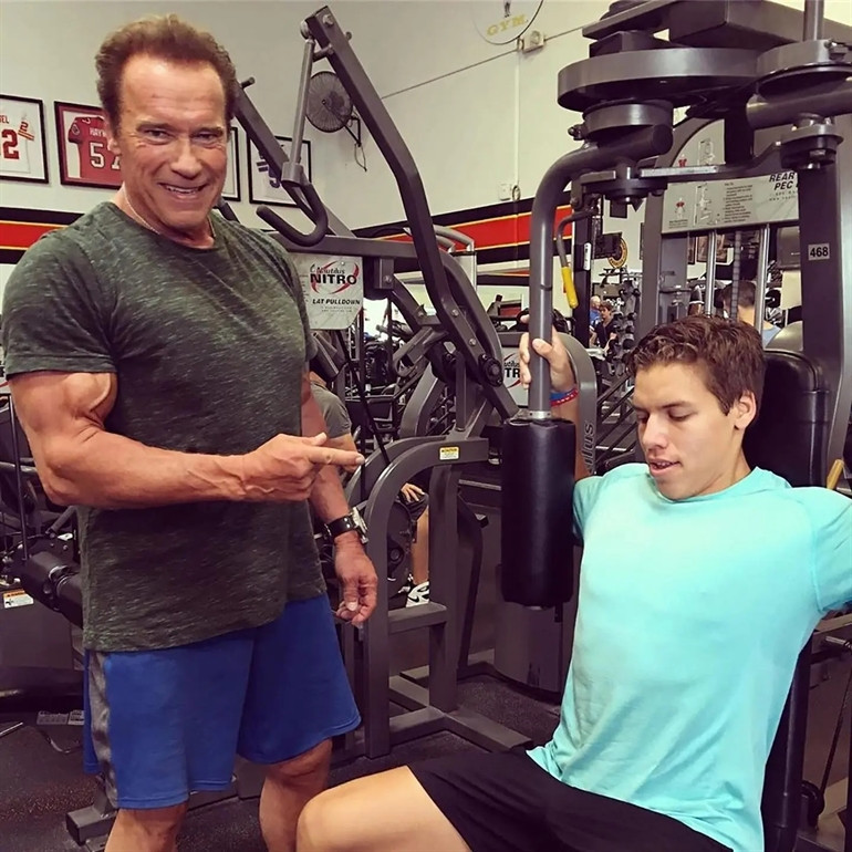 Ünlü oyuncunun hizmetliyle gizli ilişkisinden doğmuştu… Babasının ünlü pozunu verdi