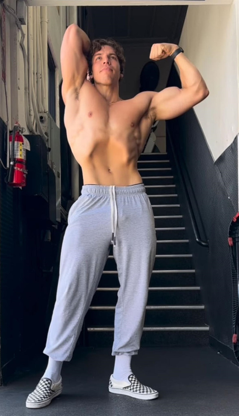 Ünlü oyuncunun hizmetliyle gizli ilişkisinden doğmuştu… Babasının ünlü pozunu verdi