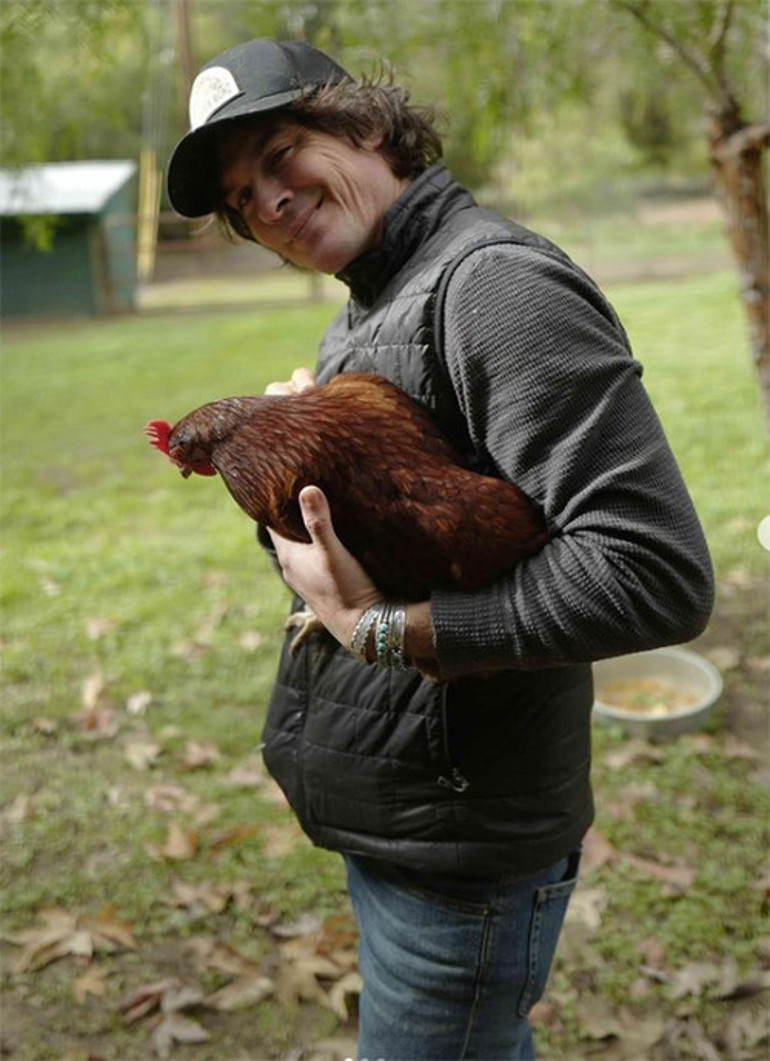 Ünlü aşıklar huzuru çiftlik hayatında buldu: Yiyecekleri sebzeleri yetiştirip inek ve keçi besliyorlar