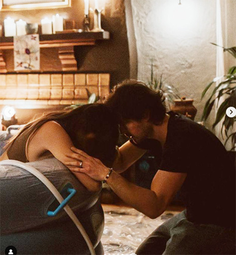 Ünlü aşıklar huzuru çiftlik hayatında buldu: Yiyecekleri sebzeleri yetiştirip inek ve keçi besliyorlar