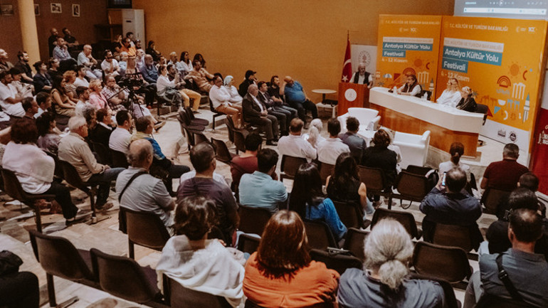 Antalya’da Ata’ya Saygı uçuşu