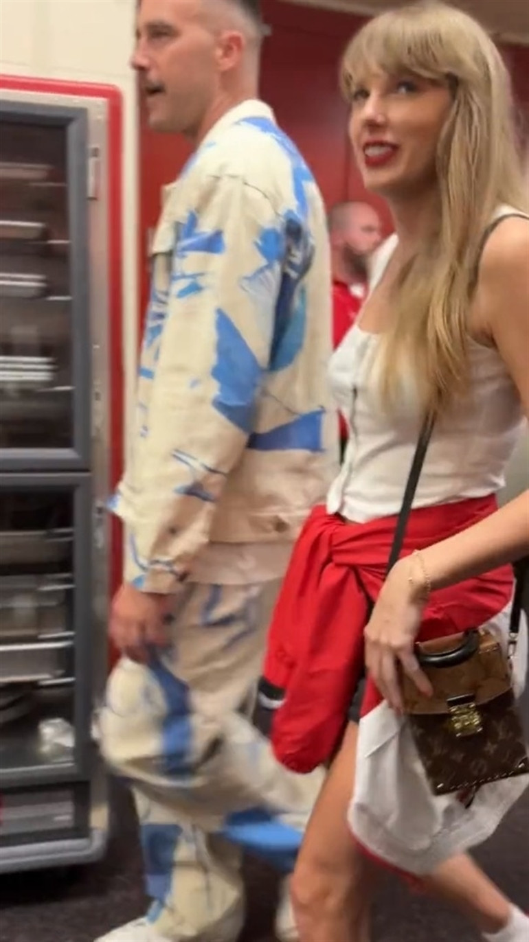 Konseri bittiği gibi sevgilisinin kollarına koştu: İlk aşk öpücüğünün fotoğrafı