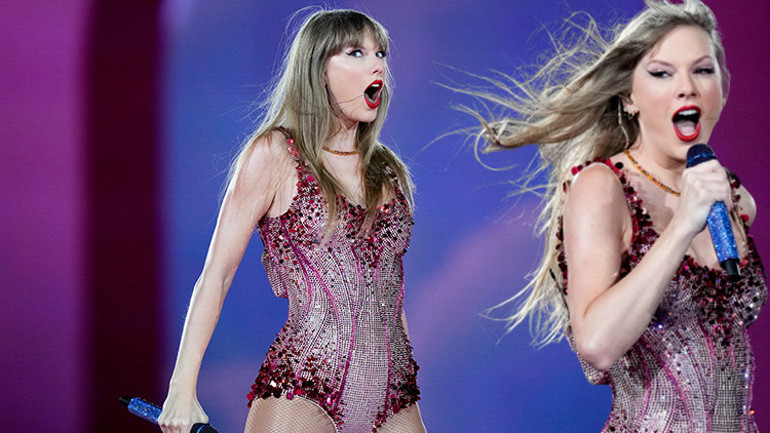 Konseri bittiği gibi sevgilisinin kollarına koştu: İlk aşk öpücüğünün fotoğrafı