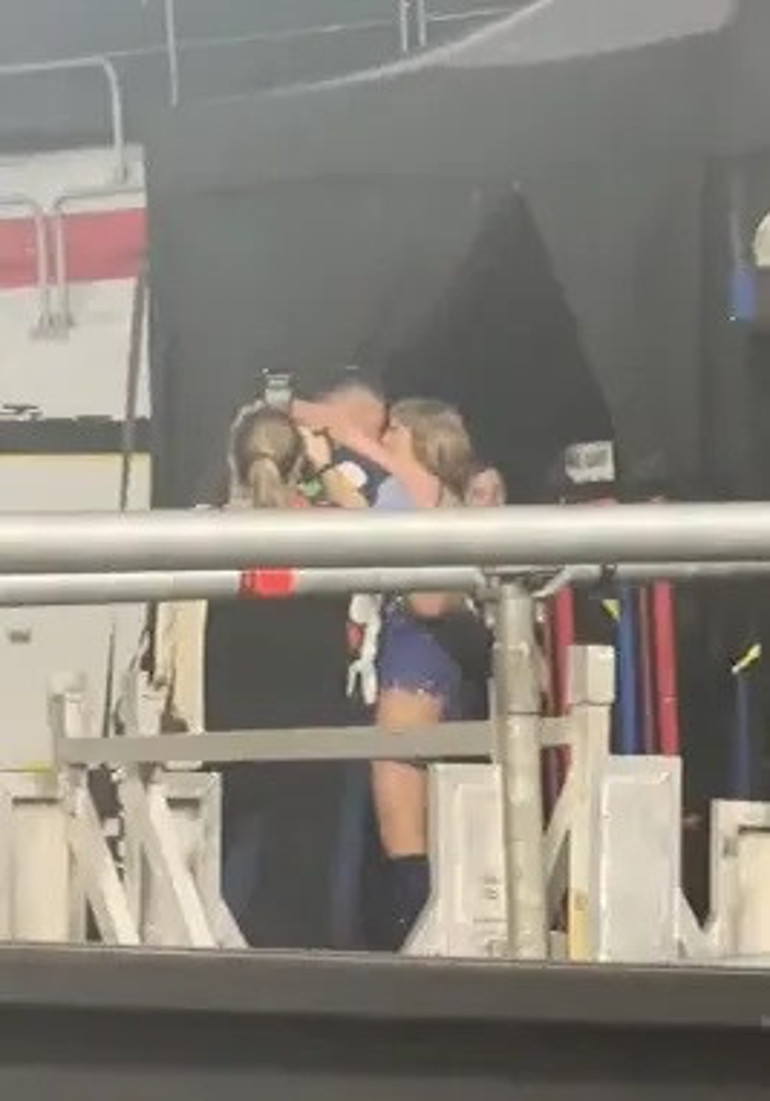 Konseri bittiği gibi sevgilisinin kollarına koştu: İlk aşk öpücüğünün fotoğrafı