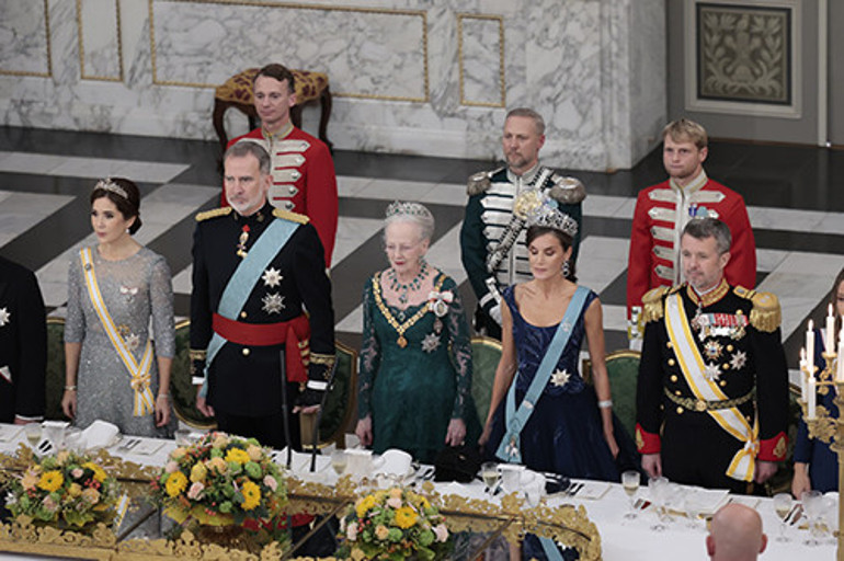Boşanmak da kolay değil ki şimdi Taçların, takıların bedeli sessiz gözyaşları oldu... Onlar artık ihanet kardeşi