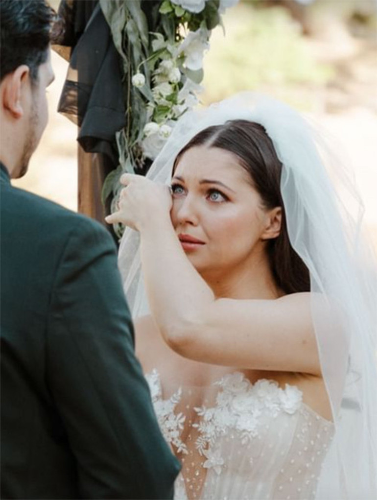 Genç oyuncu bütün gece ağlayarak evlendi: Aşka inanmayan bu düğüne gelmesin