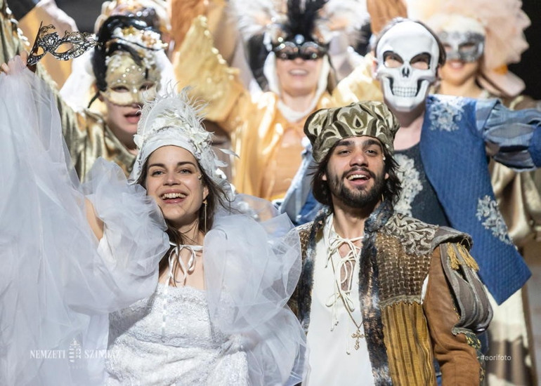 Romeo ve Julieti oynayan tiyatrocular balkondan düştü: İkisinin de durumu ağır