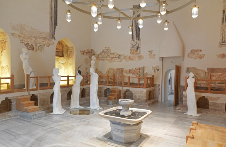 Zeyrek Çinili Hamam’daki şifalı sergi uzatıldı