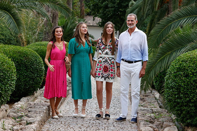 Yedek kardeş topuklu ayakkabı bile giyemiyor. Kıskanıyor musun ablanı içten içe