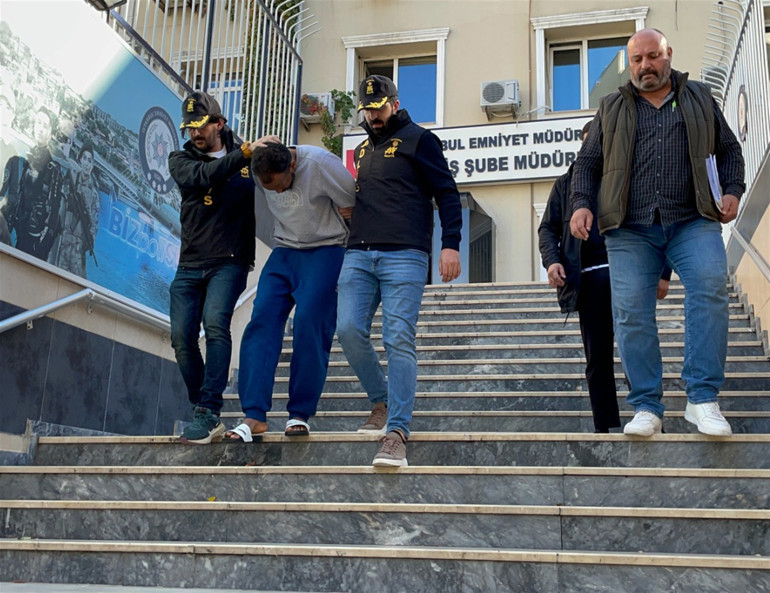Fatihte otel odasında vahşet Eşini tornavidayla öldürdü