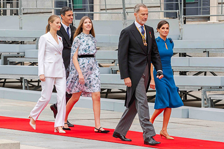 Yedek kardeş topuklu ayakkabı bile giyemiyor. Kıskanıyor musun ablanı içten içe