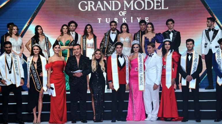 Jinsiy qiz uchun iltifot Sohilda yosh ayol bilan jinsiy aloqa