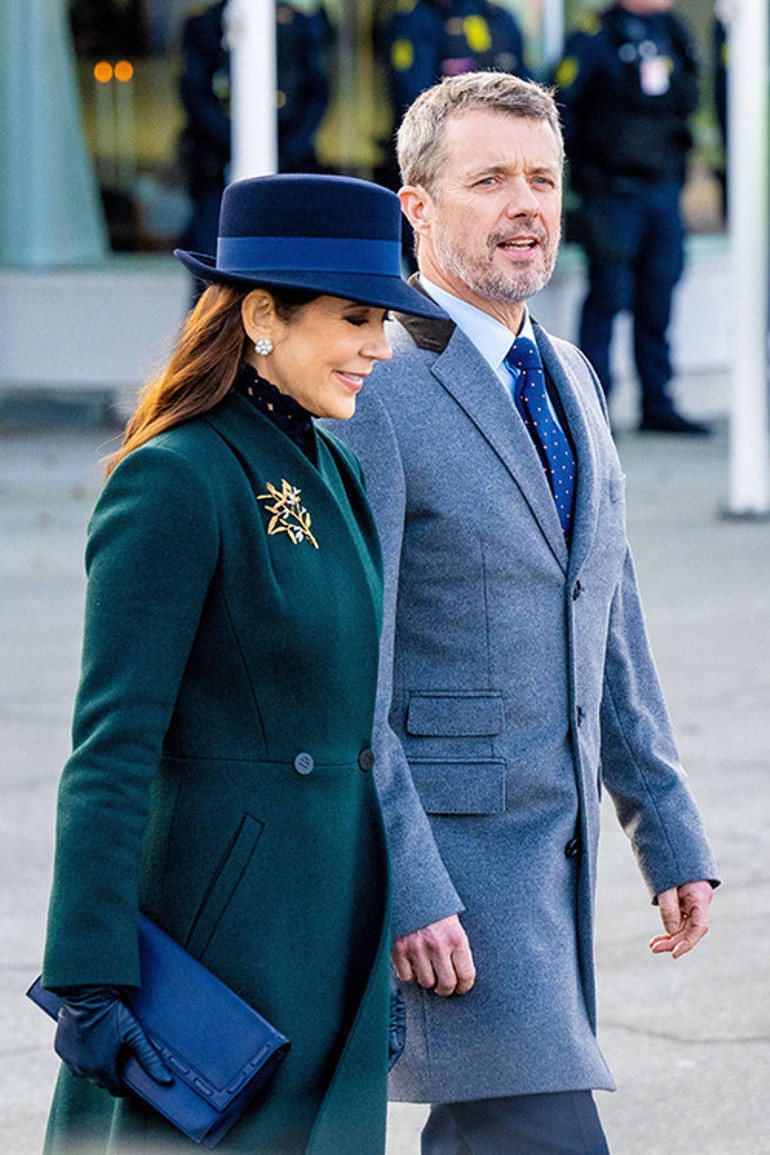 Sonuçta akrabası... Belki de eşine ihanet etmek bir aile geleneği