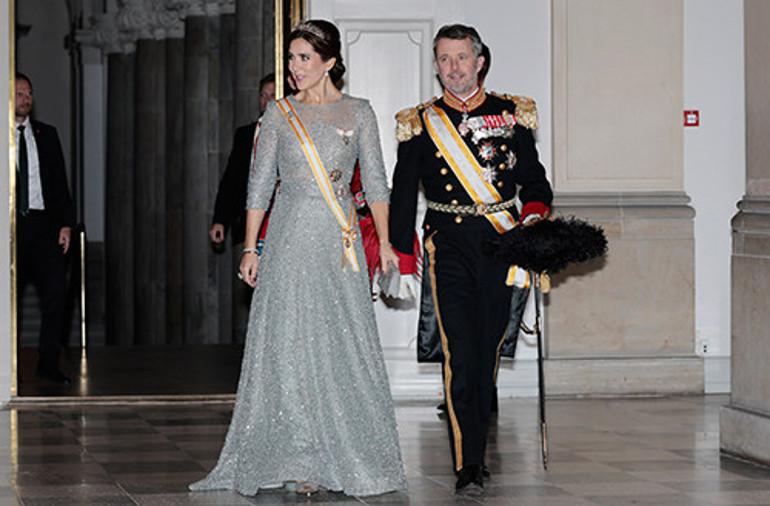 Sonuçta akrabası... Belki de eşine ihanet etmek bir aile geleneği