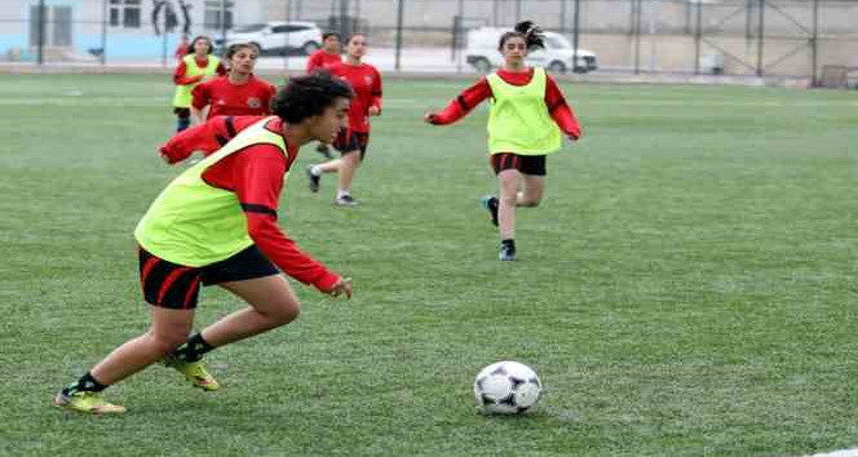 Türkiyede kadın futbolunda hangi seviyedeyiz Gördükleri muamele U21 takımı gibi, hakemler ciddi baskı altında kalıyor