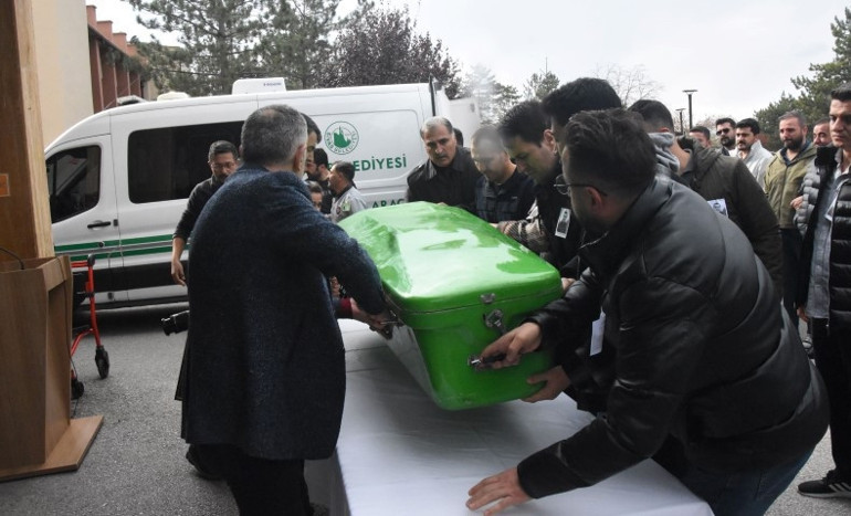 Arkadaşının evinde kendisine serum takıp uyumuş... Erkek hemşirenin ölümünde yeni detaylar