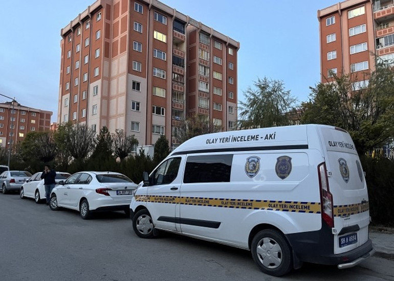 Arkadaşının evinde kendisine serum takıp uyumuş... Erkek hemşirenin ölümünde yeni detaylar
