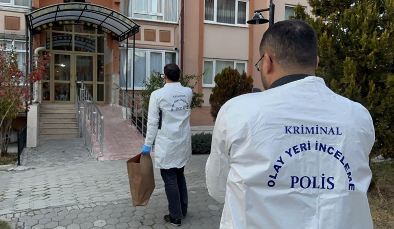 Arkadaşının evinde kendisine serum takıp uyumuş... Erkek hemşirenin ölümünde yeni detaylar