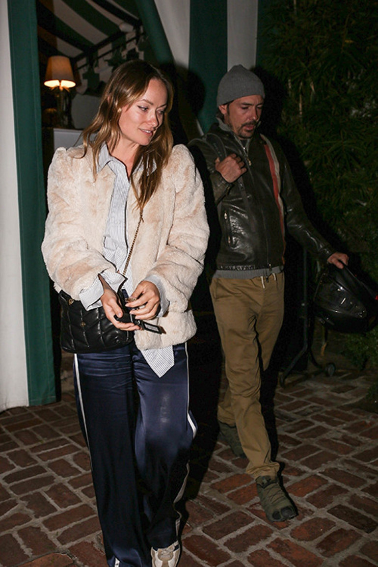 Şimdi yine dedikodu çıkacak... Kapı önünde sarmaş dolaş oldular