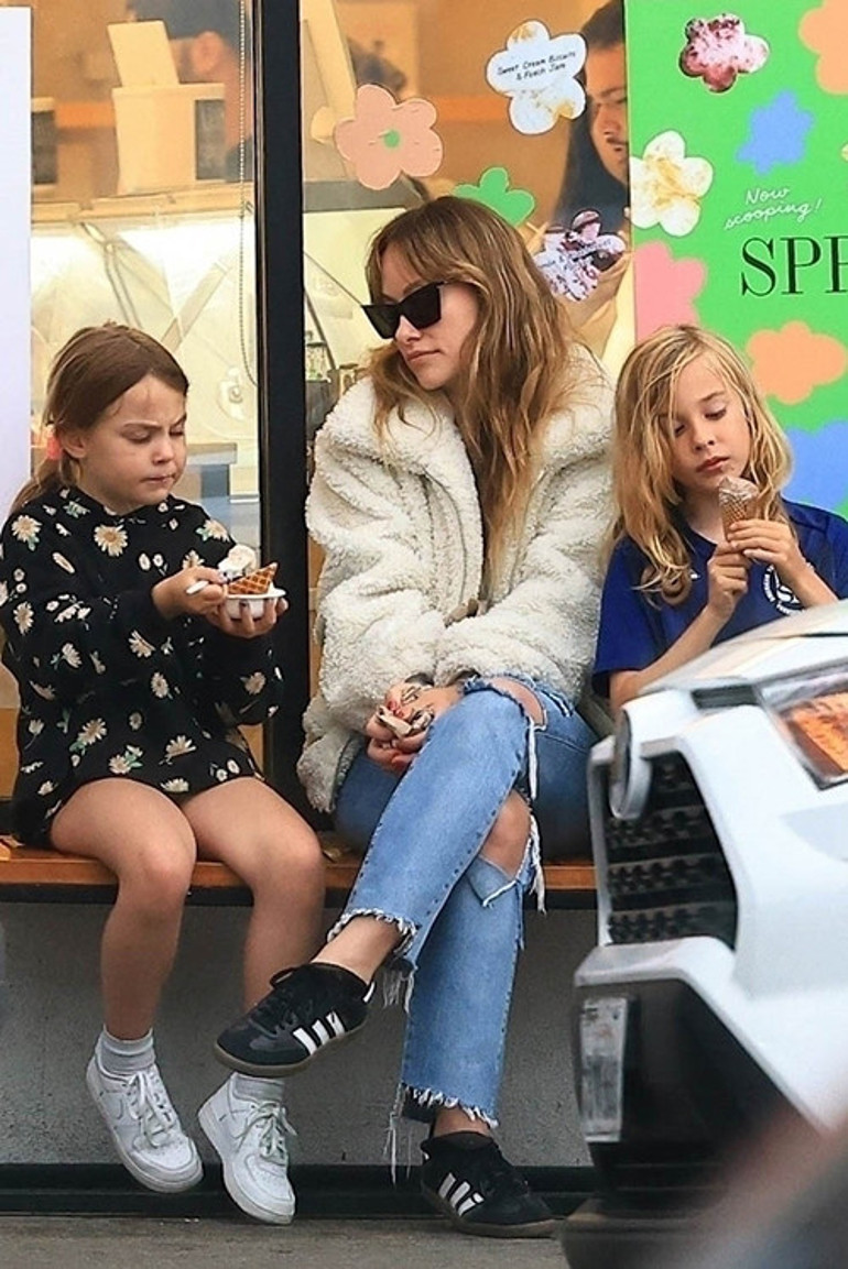 Şimdi yine dedikodu çıkacak... Kapı önünde sarmaş dolaş oldular