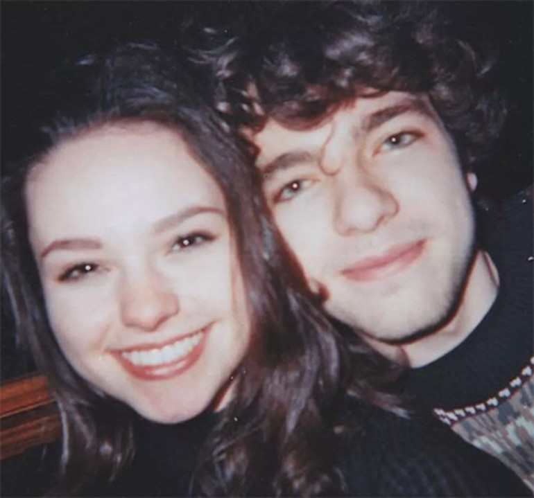 Genç şarkıcının yürek burkan sonu: Henüz 26 yaşındaydı... Çektiği migren ağrıları onu hayattan kopardı