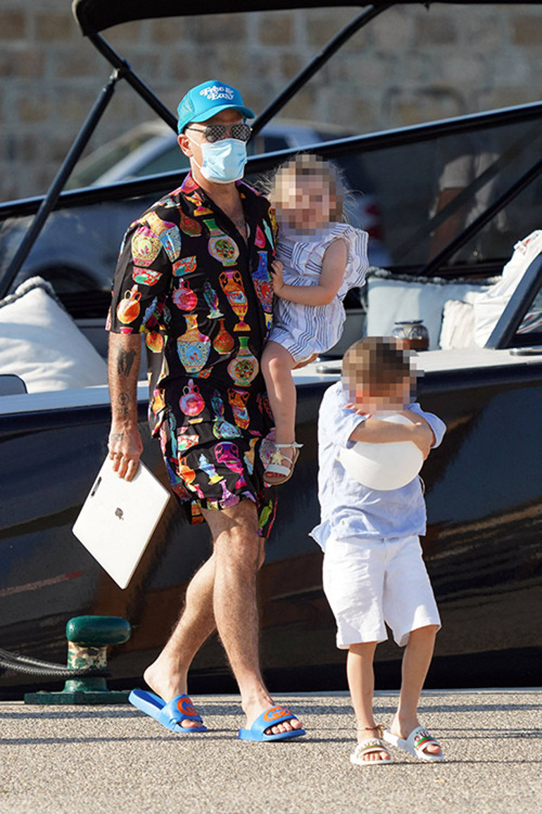 Kendileri uçağın en lüks yerinde, çocukları arka tarafta oturuyor... Pislik değiliz, şımarık olmasınlar istedik