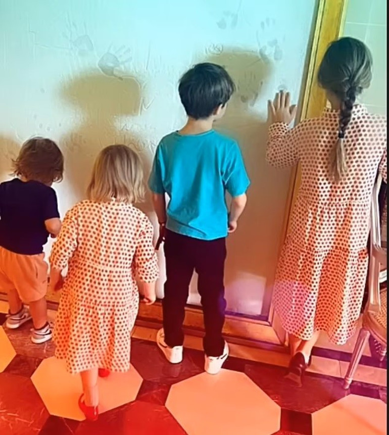 Kendileri uçağın en lüks yerinde, çocukları arka tarafta oturuyor... Pislik değiliz, şımarık olmasınlar istedik