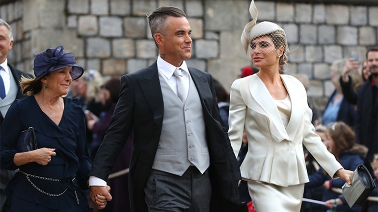 Kendileri uçağın en lüks yerinde, çocukları arka tarafta oturuyor... Pislik değiliz, şımarık olmasınlar istedik