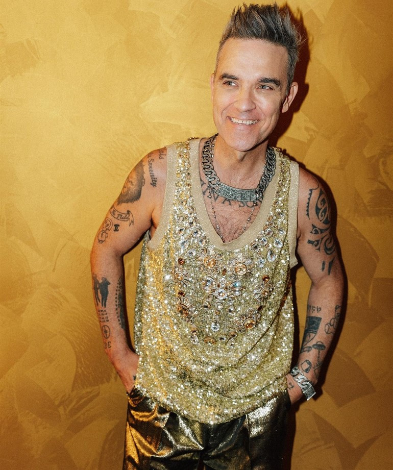 Kendileri uçağın en lüks yerinde, çocukları arka tarafta oturuyor... Pislik değiliz, şımarık olmasınlar istedik