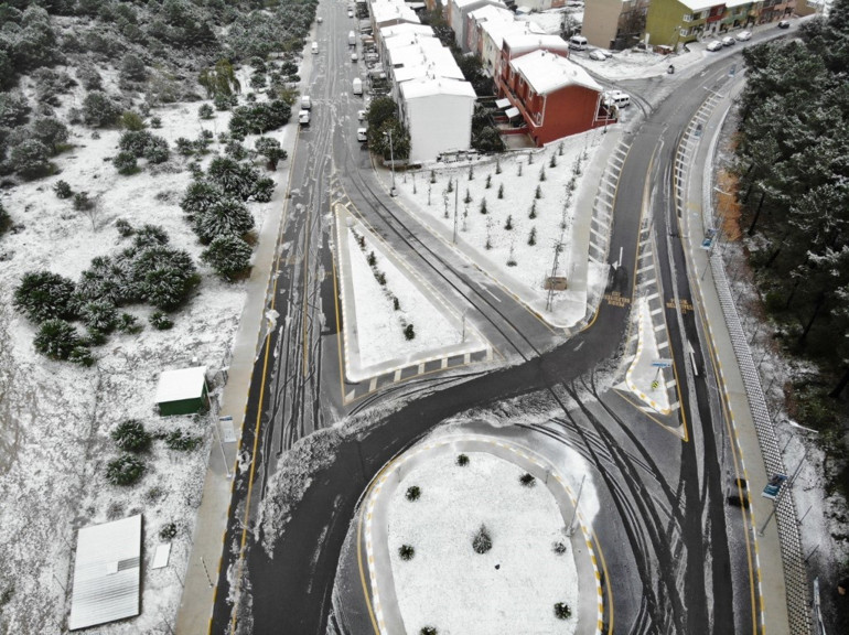 Son dakika hava durumu: İstanbulda mevsimin ilk karı düştü... Meteorolojiden sarı ve turuncu kodlu uyarı