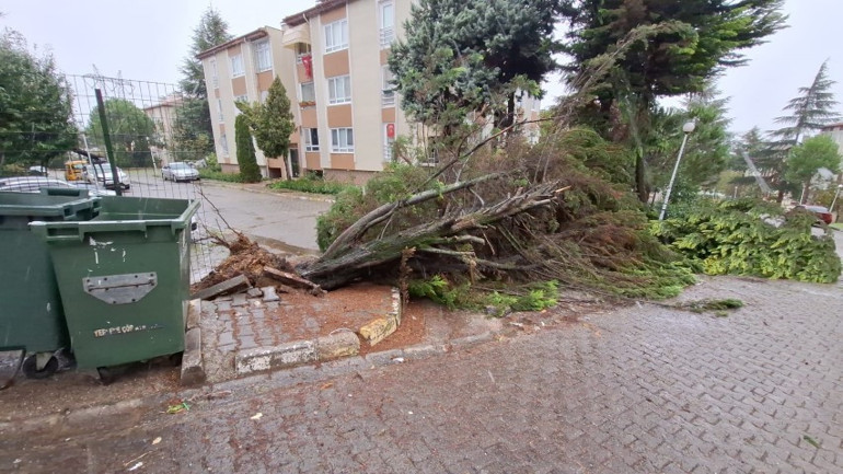 Son dakika hava durumu: İstanbulda mevsimin ilk karı düştü... Meteorolojiden sarı ve turuncu kodlu uyarı
