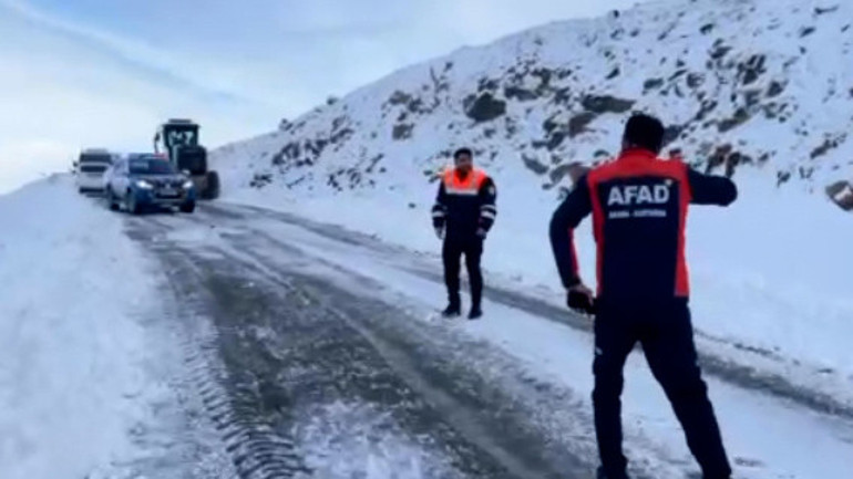 Son dakika hava durumu: İstanbulda mevsimin ilk karı düştü... Meteorolojiden sarı ve turuncu kodlu uyarı