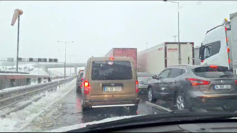 Son dakika hava durumu: İstanbulda mevsimin ilk karı düştü... Meteorolojiden sarı ve turuncu kodlu uyarı