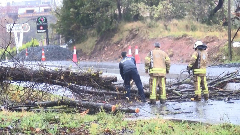Son dakika hava durumu: İstanbulda mevsimin ilk karı düştü... Meteorolojiden sarı ve turuncu kodlu uyarı