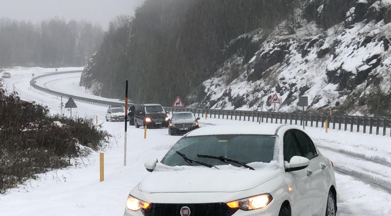Son dakika hava durumu: İstanbulda mevsimin ilk karı düştü... Meteorolojiden sarı ve turuncu kodlu uyarı