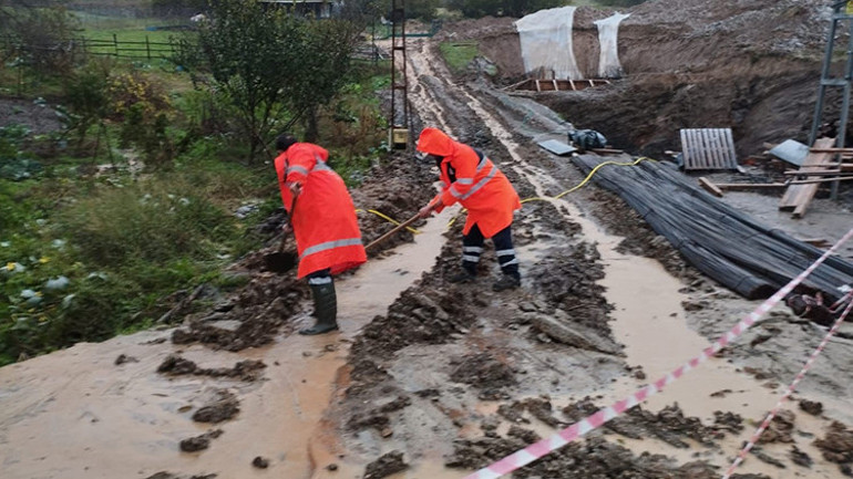Olumsuz hava koşulları nedeniyle 2 yaşamını yitirdi, 50 kişi de yaralandı