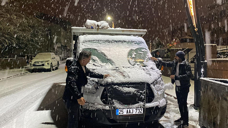 Olumsuz hava koşulları nedeniyle 2 yaşamını yitirdi, 50 kişi de yaralandı