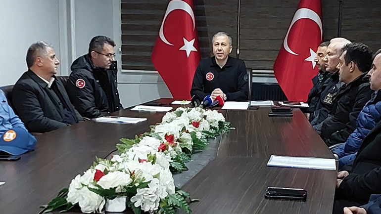 Son dakika Bakan Yerlikaya son durumu açıkladı: Gemi battı, 11 Türk mürettebat ile irtibat kurulamadı