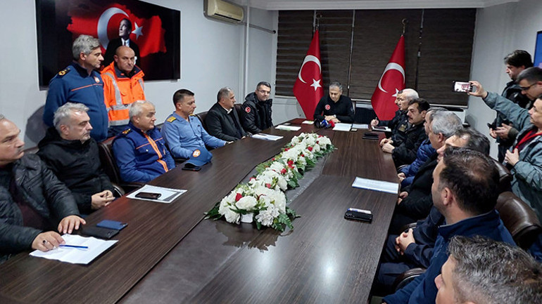 Son dakika Bakan Yerlikaya son durumu açıkladı: Gemi battı, 11 Türk mürettebat ile irtibat kurulamadı