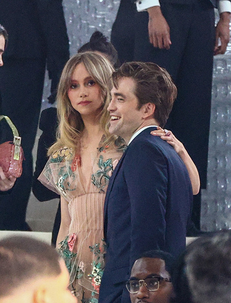 Büyüyen karnını saklayamıyordu… Bebek müjdesini sonunda verdi