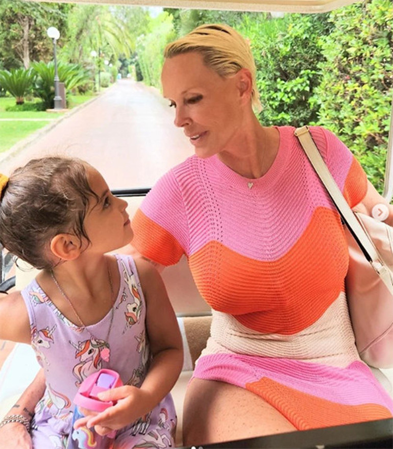 Adamlar 79 yaşında baba oluyor... Ben 55 yaşında hamile kalınca herkes bana parmak salladı