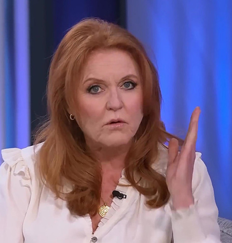 Ünlü ailenin skandal gelini ekranda dert ablası oldu.... Güzel iç çamaşırları giyin ve saçınıza fön çekin