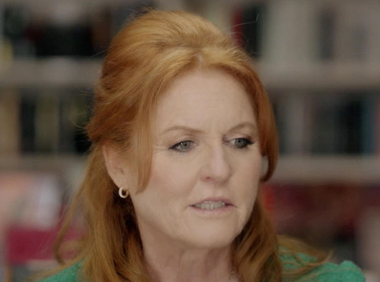 Ünlü ailenin skandal gelini ekranda dert ablası oldu.... Güzel iç çamaşırları giyin ve saçınıza fön çekin