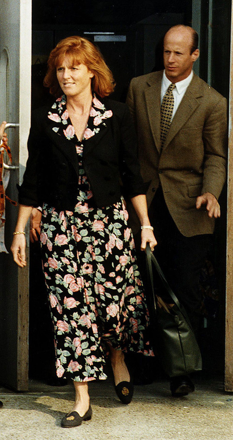 Ünlü ailenin skandal gelini ekranda dert ablası oldu.... Güzel iç çamaşırları giyin ve saçınıza fön çekin