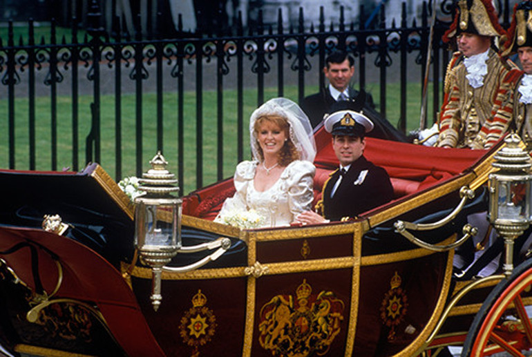 Ünlü ailenin skandal gelini ekranda dert ablası oldu.... Güzel iç çamaşırları giyin ve saçınıza fön çekin