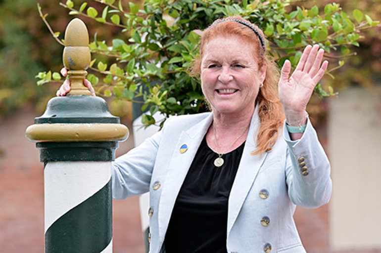 Ünlü ailenin skandal gelini ekranda dert ablası oldu.... Güzel iç çamaşırları giyin ve saçınıza fön çekin